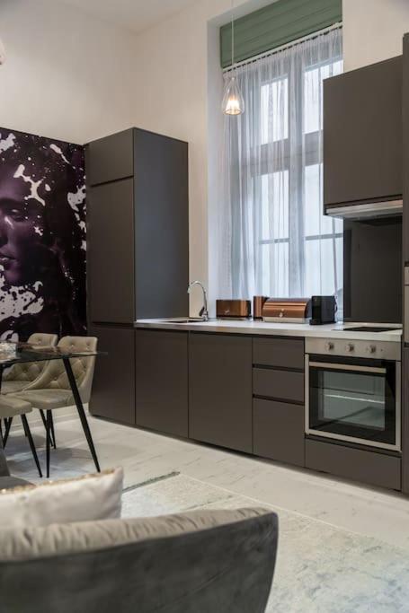 Premium Apartment By Hi5-King Street'S Luxury Budapeste Exterior foto